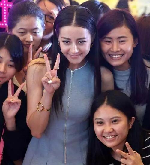 明星和路人的合照,温馨互动，打破距离感